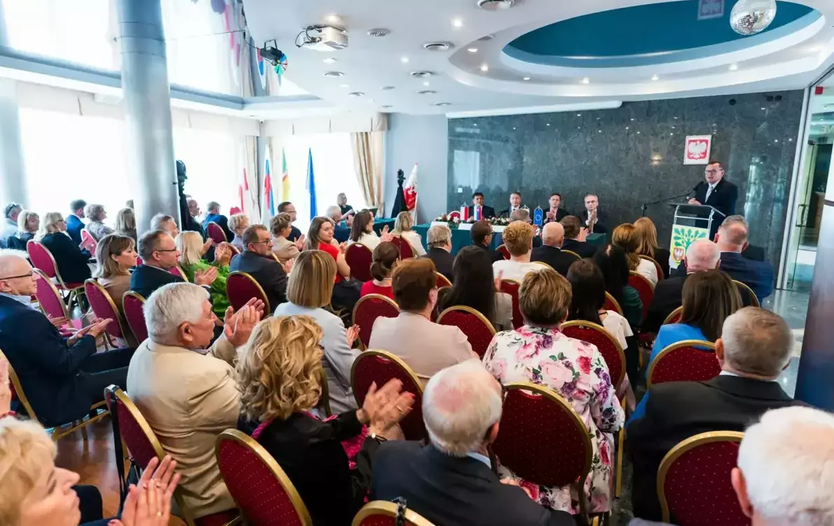 grupa ludzi siedząca na sali