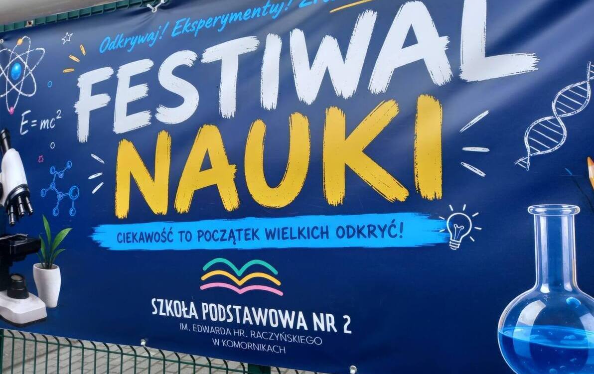 zdjecie z niebieskim banerem 