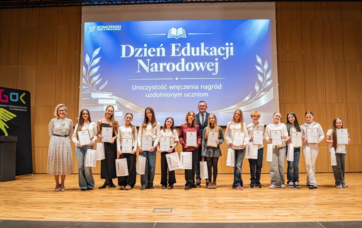 grupa dzieci na scenie 