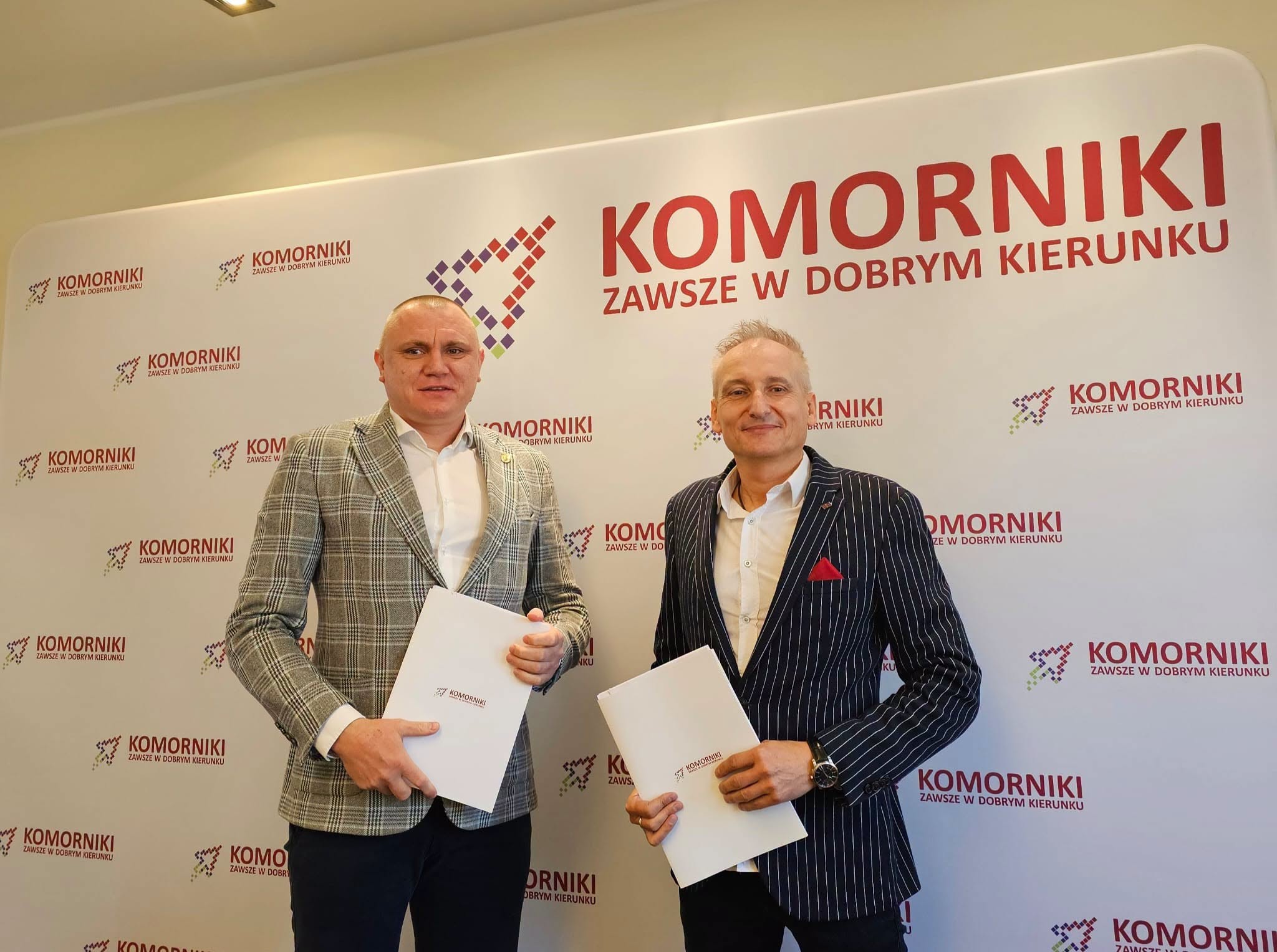 dwie osoby na&nbsp;ściance