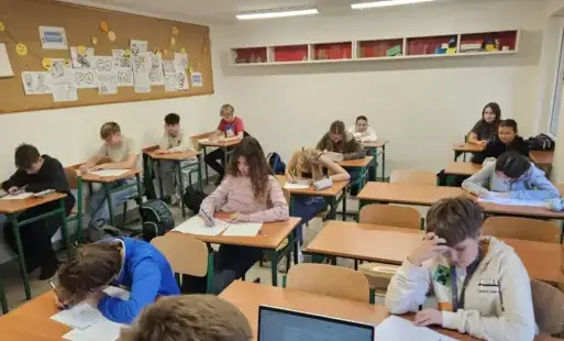 dzieci w sali lekcyjnej 