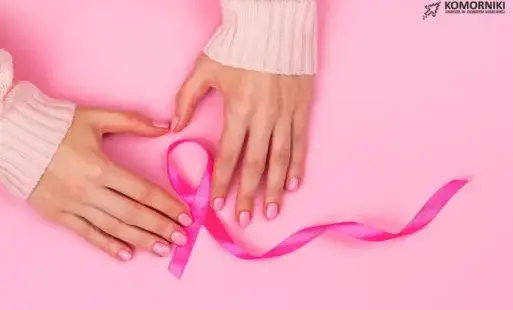 dłonie na rozowym tle