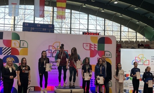 zawodnicy na podium
