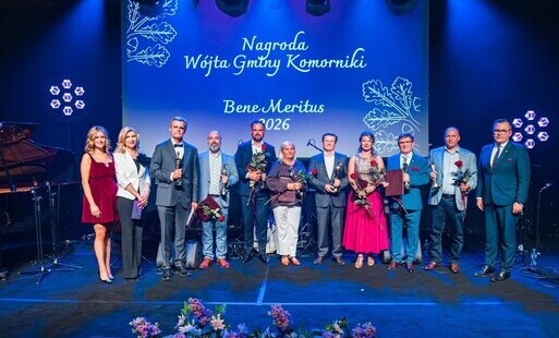 grupa osob na scenie