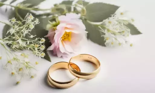 kwiaty i obrączki slubne