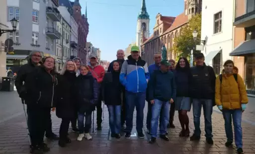 grupa ludzi stojąca na ulicy