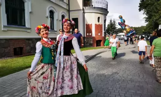 panie w strojach ludowych