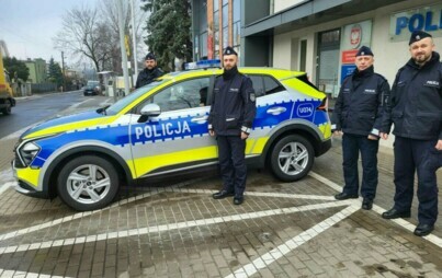 radiowóz i policjanci