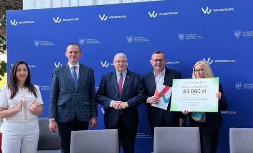 niebieskie tło i ludzie