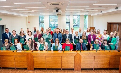 Wręczenie aktów nadania stopnia awansu zawodowego nauczyciela mianowanego- zdjęcie przedstawiające nauczycieli z dyplomami